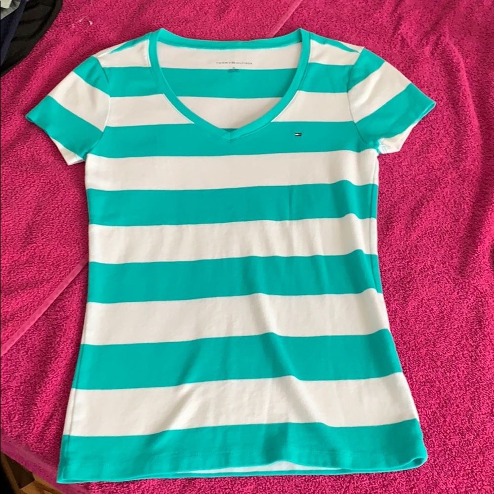 NWOT Tommy Hilfiger v neck T size M